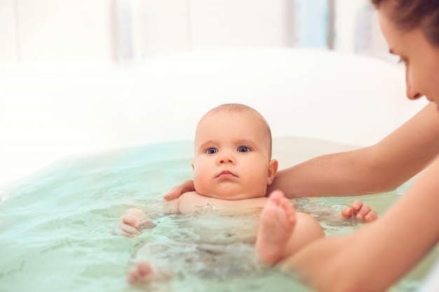 Scopri di più sull'articolo Vaschetta bagnetto: la soluzione che segue il tuo bambino nella crescita