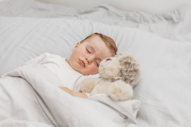 Scopri di più sull'articolo Come evitare che tuo figlio cada dal letto: ecco i segreti che ti faranno dormire sonni tranquilli